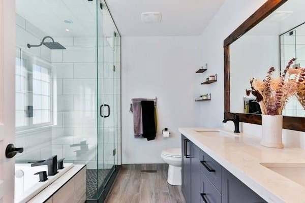 Comment créer une salle de bain fonctionnelle et esthétique?