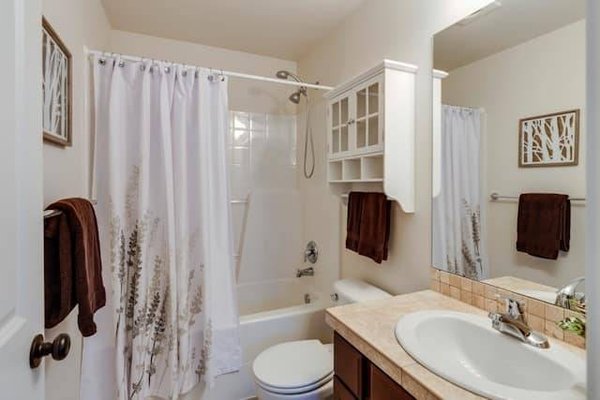 10 Astuces pour Optimiser l'Espace de Votre Petite Salle de Bain